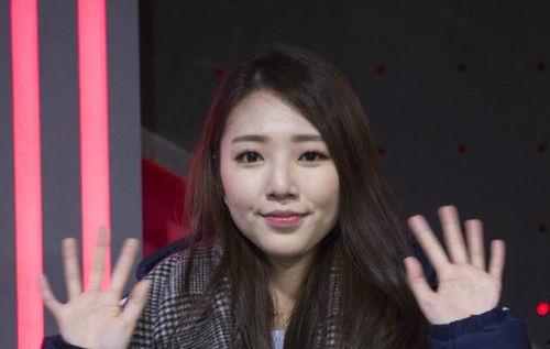 娱乐吃瓜女生主持戴眼镜